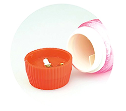 付属の単3ｘ2をセットします。