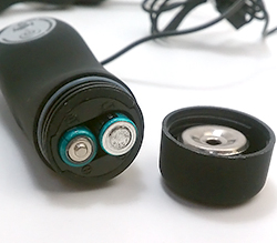 付属の単4ｘ2をセットします。
