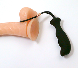 タマ袋を締め付けアナルへ装着できます。