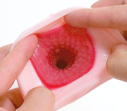 イボイボの内部突起が無数にあり、真っ赤な膣です。