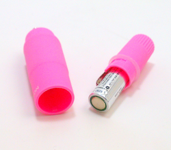付属の単3ｘ1をセットします。