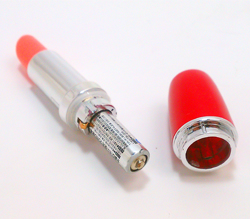 付属の単4ｘ1をセットします。