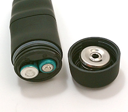 付属の単4ｘ2をセットします。