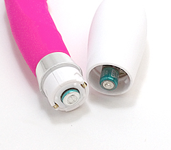 付属の単4ｘ2をセットします。