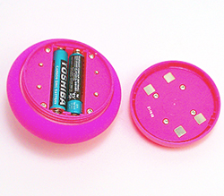 別売りの単4ｘ2をセットします。