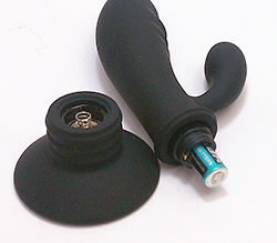 付属の単4ｘ1をセットします。