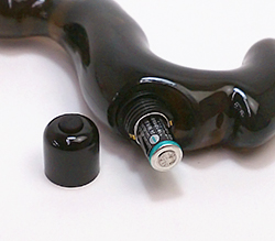 付属の単4ｘ1をセットします。