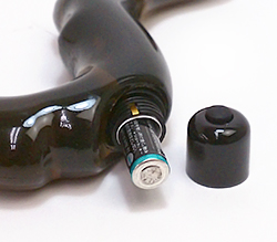 付属の単4ｘ1をセットします。