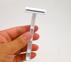 オーソドックスな使い捨てヒゲソリです。少量タイプなので収納スペースにもありがたい！