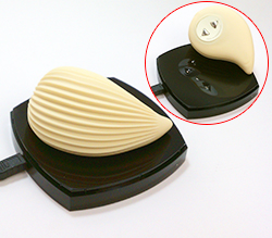 本体裏のシールを剥がして充電に載せて充電してください。