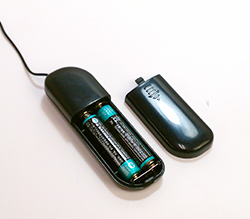 付属の単4ｘ2をセットします。