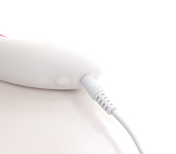 出荷時は少量充電の為、ご使用前は必ず充電を行ってください。充電中も使用可能です。