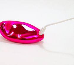 コントローラーを充電します。90分の充電で約1時間の連続使用が可能。<br>購入後は必ずフル充電してからご使用ください。