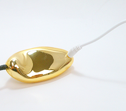 コントローラーを充電します。90分の充電で約1時間の連続使用が可能。<br>購入後は必ずフル充電してからご使用ください。