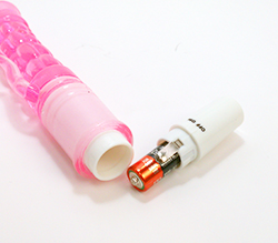 付属の単3ｘ1をセットします。