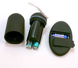 リモコンには23A12V×1本と、ローターには単4×2本セットします。