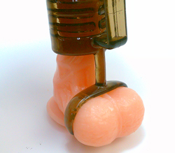睾丸を締め付けて誤射を防ぎます。