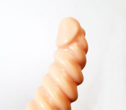 ワインディング形状で先端は細め、亀頭がクイッと反っています！