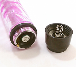 単4電池×2をセットします。