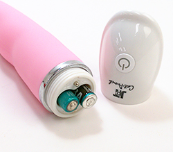 単4電池×2をセットします。