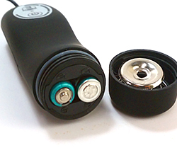 付属の単4ｘ2をセットします。