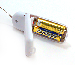 付属の単3ｘ2をセットします。