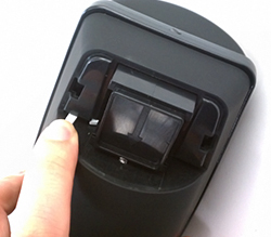 レバーを倒して電池ボックスを抜きます。