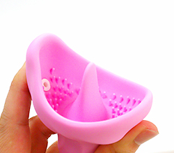 アソコを吸い込むリアルバキュームは密閉性が高く圧力を自然にかけられます。