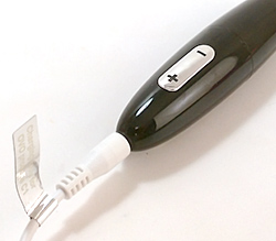 ケーブルを差し込んで充電します。
