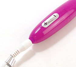 ケーブルを差し込んで充電します。