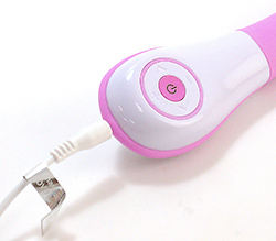 ケーブルを差し込んで充電します。