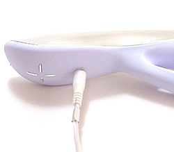 ケーブルを差し込んで充電します。