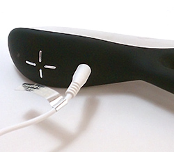 ケーブルを差し込んで充電します。