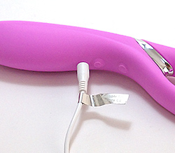 ケーブルを差し込んで充電します。