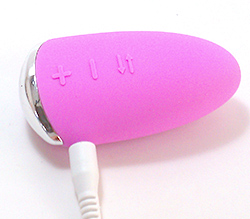 ケーブルを差し込んで充電します。