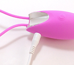 ケーブルを差し込んで充電します。