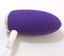ケーブルを差し込んで充電します。