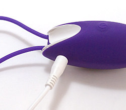 ケーブルを差し込んで充電します。