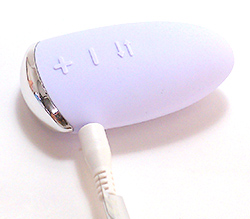 ケーブルを差し込んで充電します。