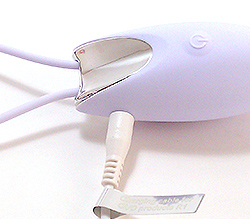 ケーブルを差し込んで充電します。