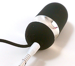 ケーブルを差し込んで充電します。