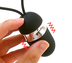 長押しで電源を入れてスティックリモコンで操作します。