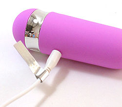 ケーブルを差し込んで充電します。