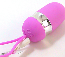 ケーブルを差し込んで充電します。