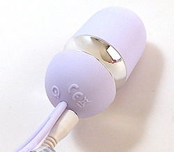 ケーブルを差し込んで充電します。