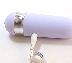 ケーブルを差し込んで充電します。