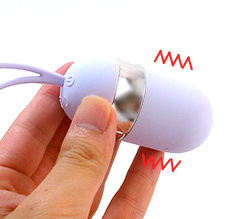 長押しで電源を入れてスティックリモコンで操作します。