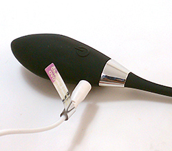 イメージ商品のカラーはブラックです。<br>ローターはケーブルを差し込んで充電します。