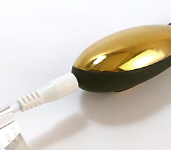 ローターはケーブルを差し込んで充電します。