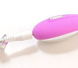 ローターはケーブルを差し込んで充電します。